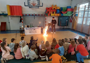 Przedszkolaki podczas doświadczeń z ogniem