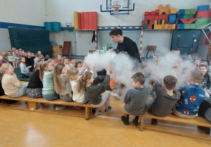 Dzieci podczas doświadczenia z ciekłym azotem