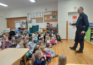Policjanci zapoznają dzieci z zasadami bezpiecznych ferii