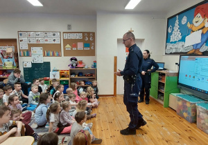 Rozmowa z policjantem na temat bezpiecznego spędzania ferii