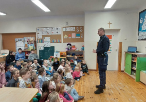 Rozmowa z policjantem na temat bezpiecznego spędzania ferii