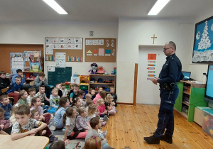 Rozmowa z policjantem na temat bezpiecznego spędzania ferii