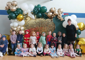 Grupa Smerfy na ściance zdjęciowej