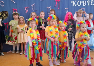 Dziewczynki podczas konkursu pt. „ Znane kobiety”.