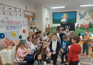 Chłopcy wręczają dziewczynkom prezenty