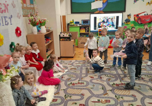 Chłopcy wręczają dziewczynkom prezenty