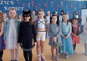 Dziewczynki podczas konkursu pt.” Znane kobiety”.