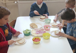 Dzieci robią kanapki