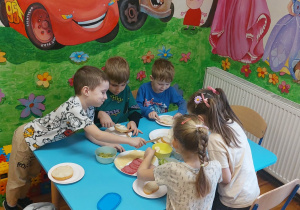 Dzieci robią kanapki