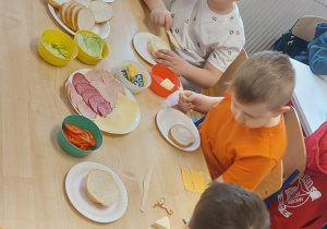 Dzieci robią kanapki