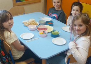 Dzieci robią kanapki