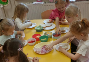 Dzieci robią kanapki