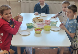 Dzieci robią kanapki