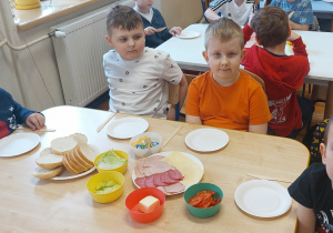 Dzieci robią kanapki