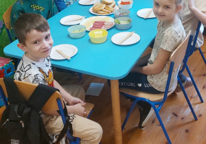 Dzieci robią kanapki