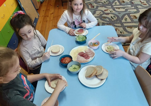 Dzieci robią kanapki