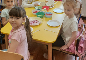 Dzieci robią kanapki