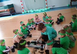 Dzieci podczas obchodów z okazji Pierwszego Dnia Wiosny