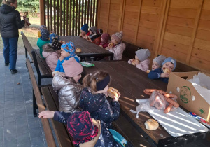 Dzieci podczas obchodów z okazji Pierwszego Dnia Wiosny