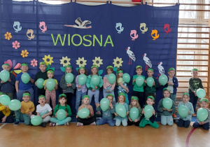 Dzieci podczas obchodów z okazji Pierwszego Dnia Wiosny