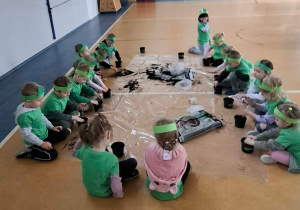 Dzieci podczas obchodów z okazji Pierwszego Dnia Wiosny