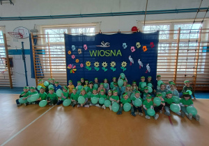 Dzieci podczas obchodów z okazji Pierwszego Dnia Wiosny