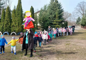 Dzieci podczas obchodów z okazji Pierwszego Dnia Wiosny