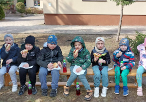 Dzieci podczas obchodów z okazji Pierwszego Dnia Wiosny