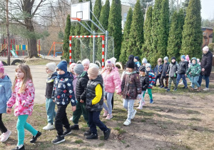 Dzieci podczas obchodów z okazji Pierwszego Dnia Wiosny