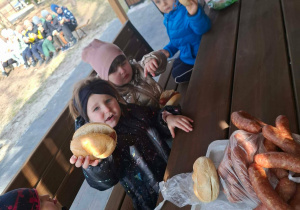 Dzieci podczas obchodów z okazji Pierwszego Dnia Wiosny