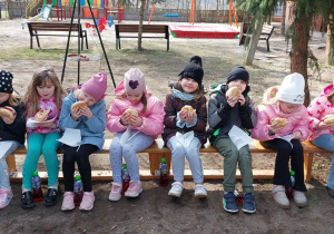 Dzieci podczas obchodów z okazji Pierwszego Dnia Wiosny