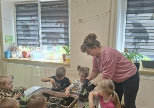 Dzieci podczas warsztatów florystycznych