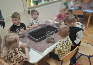 Dzieci podczas warsztatów florystycznych