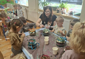 Dzieci podczas warsztatów florystycznych
