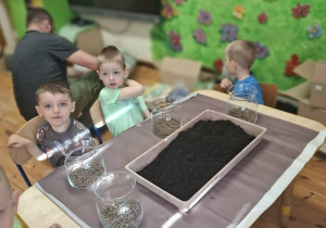 Dzieci podczas warsztatów florystycznych