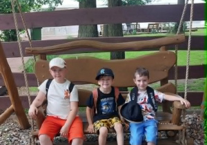 Dzieci podczas wycieczki do Mini Zoo