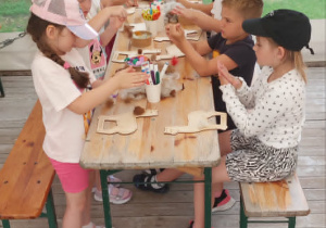 Dzieci podczas wycieczki do Mini Zoo