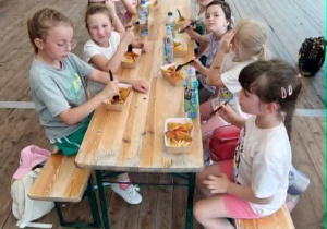 Dzieci podczas wycieczki do Mini Zoo