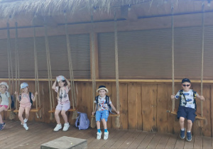 Dzieci podczas wycieczki do Mini Zoo