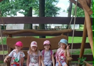 Dzieci podczas wycieczki do Mini Zoo