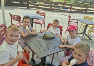 Dzieci podczas wycieczki do Mini Zoo