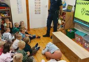 Dzieci podczas spotkania z policjantem
