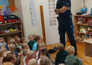 Dzieci podczas spotkania z policjantem