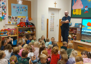 Dzieci podczas spotkania z policjantem