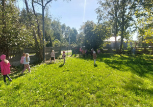 Dzieci podczas akcji sprzątania świata