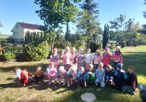 Dzieci podczas akcji sprzątania świata