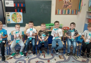 Przedszkolaki świętują Dzień Chłopaka