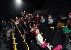 Uczniowie Szkoły Podstawowej w Sielcu w kinie Helios w Tomaszowie Mazowieckim.