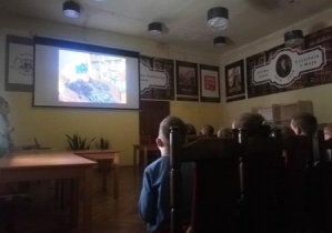 Uczniowe oglądają film przygotowany przez panie bibliotekarki.