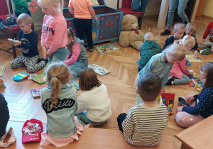 Dzieci oglądają kolorowe książeczki.